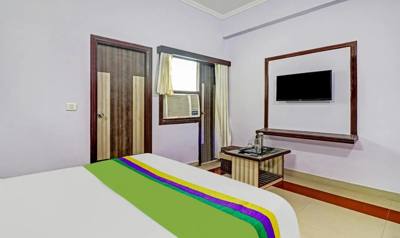 4 View Hotel Tajganj 3*,